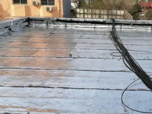 苏尼特左卫生间漏水维修公司分享下苏尼特左屋面楼顶防水刚性防水层施工要点。
